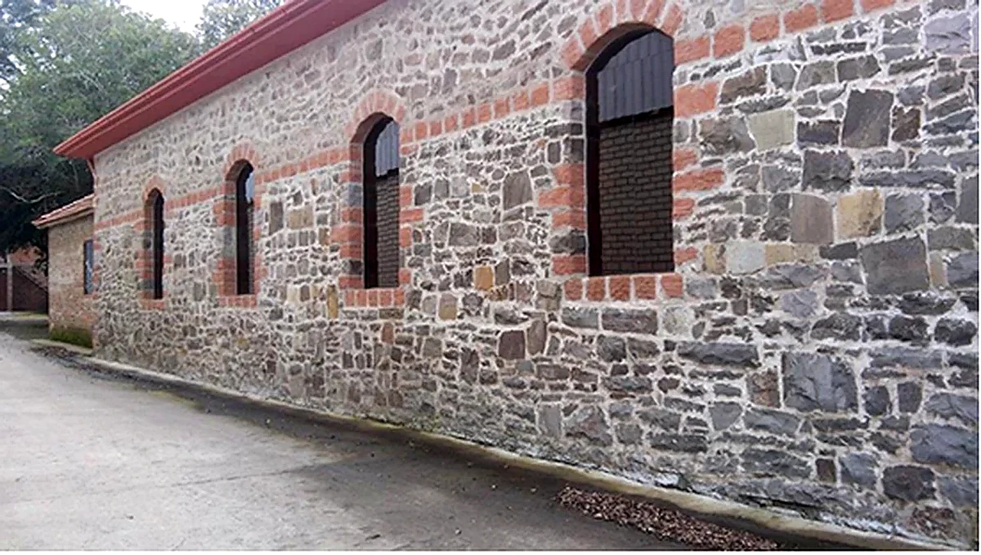 Casa e fachada com pedra